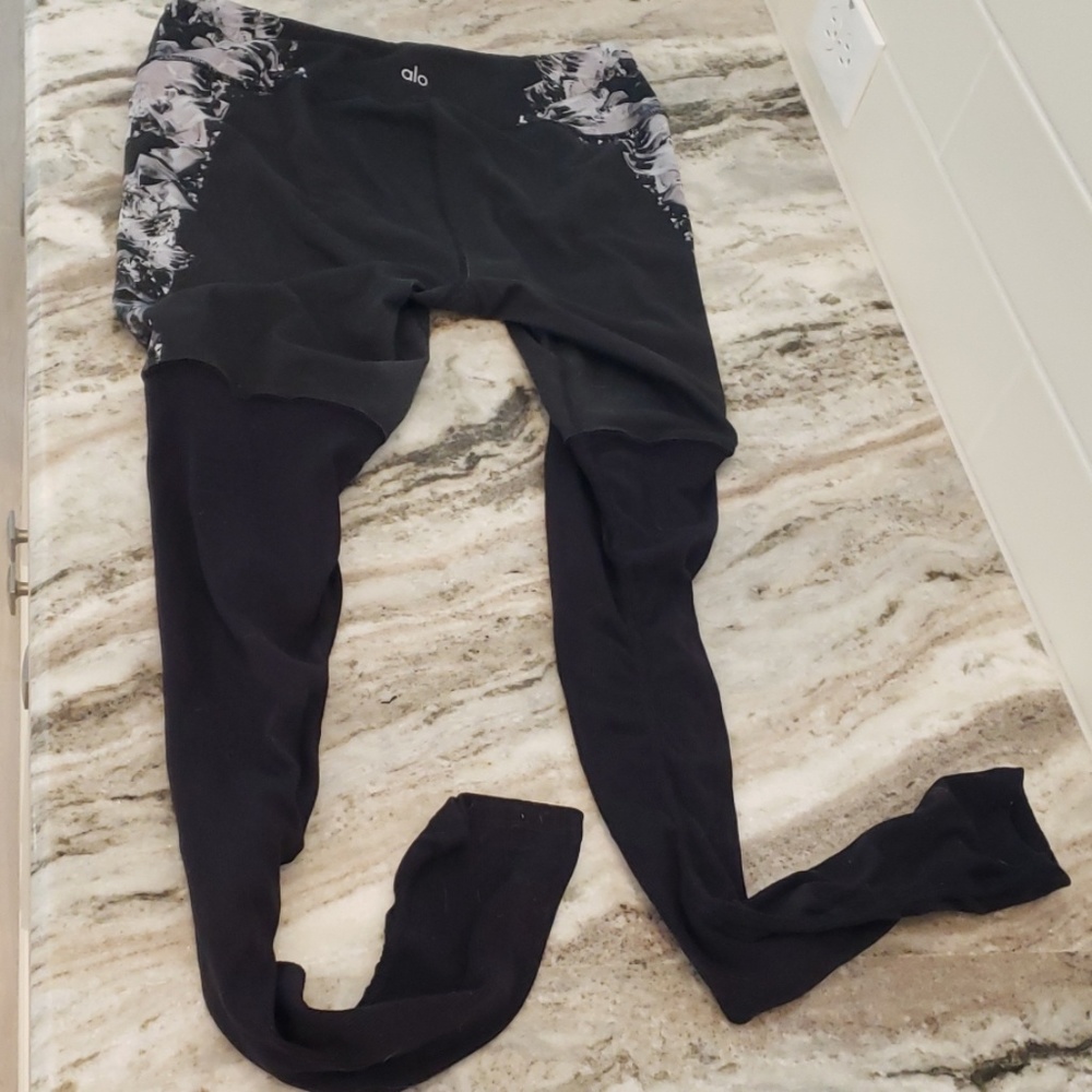 Black pattern Alo Goddess Leggings